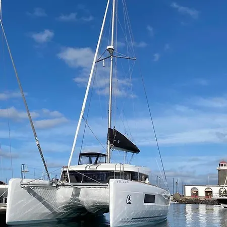 Catamaran White Beach 보트호텔 *