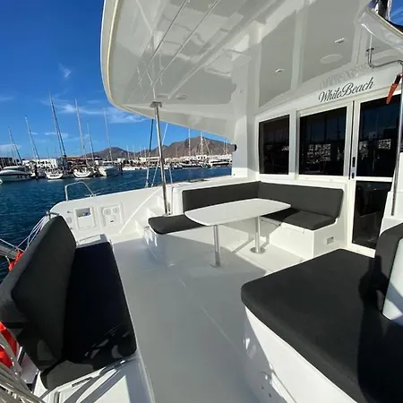 Catamaran White Beach Πλωτό κατάλυμα