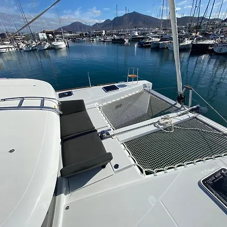 Catamaran White Beach Πλωτό κατάλυμα Πλάγια Μπλάνκα