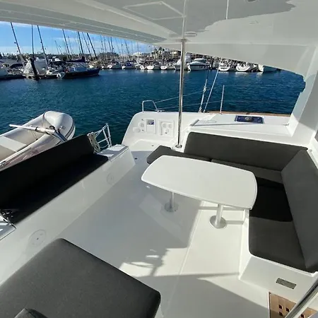 Catamaran White Beach Πλωτό κατάλυμα *