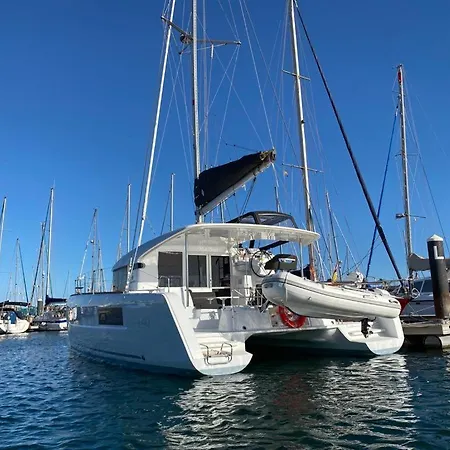 Catamaran White Beach